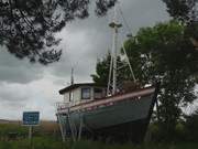 Wohnboot im Regen: Fischerboot als Ferienwohnung zu mieten.