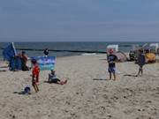 Familienurlaub auf Usedom: Spielende Kinder auf dem Strand von Koserow.