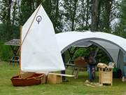 Handarbeit: Bootsherstellung auf der "Usedom-Sail".