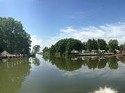 Ausfahrt aufs Achterwasser: Hafen Stagnie im Panorama.