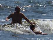 Badespa auch bei kleinen Wellen: Am Ostseestrand von ckeritz.