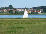 Bernsteinbad ckeritz im Hintergrund: Segelboot auf dem Achterwasser.