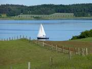 Wunderbare Impression: Segelboot auf dem Achterwasser bei Loddin.