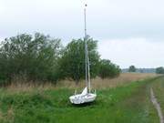 Auf dem Trocknen: Segelboot am Achterwasserdeich bei Zempin.