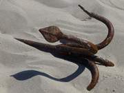 Rostig: Anker im Strandsand nahe des Ostseebades Zinnowitz.