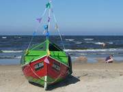 Farbenfroh: Fischerboot am Strand des Ostseebades Ahlbeck.