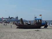 Zwei Wahrzeichen: Fischerboot und Seebrcke am Strand von Ahlbeck.