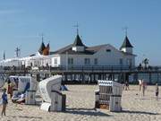 Noch wenig Betrieb: Strandkrbe und Seebrcke von Ahlbeck.