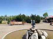 Promenadenplatz mit Brunnen: Die Klpinseer Strandpromenade als Panorama.