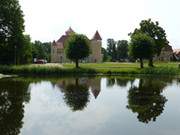 Schner Blickwinkel: Schloss Stolpe und Dorfteich.