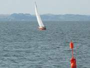 Segelboot vor Rgen: Wassersport auf dem Greifswalder Bodden.