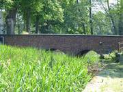 Brcke ber den Schlossgraben des Wasserschlosses Mellenthin.