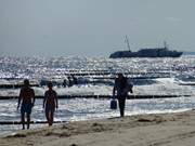 Von Seebrcke zu Seebrcke: Ausflugsschiff auf der Ostsee.