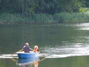 Grovater am Ruder: Bootsausflug ber den Klpinsee.