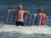 Mit der Luftmatratze ins Meer: Baden im Ostseewasser.