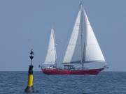 Wassersport auf Usedom: Segelboot vor dem Streckelsberg.