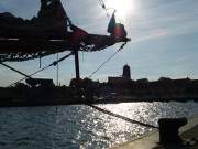 Segelschiff und Altstadt: Am Stadthafen von Wolgast.