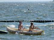 Hinaus auf die Ostsee: Schlauchboot am Strand von Stubbenfelde.