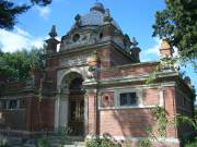 Prachtvoll fr einen Dorffriedhof: Mausoleum in Mnchow am Haff.