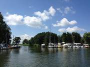 Ausfahrt ins Achterwasser: Sportboote im Hafen Stagnie.