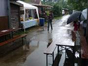 Pftzen im Hof: Regen whrend des Hoffestes in Klpinsee.