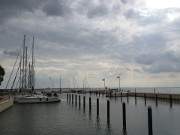 Sportboothafen: Dunkle Regenwolken ber dem Ostseebad Zinnowitz.