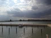 Sonnenstrahlen und dunkle Wolken: Achterwasserhafen von Zinnowitz.