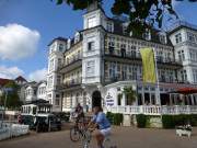 An der Strandpromenade: 5-Sterne-Hotel im Kaiserbad Ahlbeck.