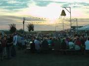 Ein (Ernte-) Fest in Blau und Orange: Loddiner Festplatz am Hafen.