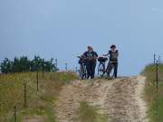 Flucht vor den dunklen Wolken: Radfahrer auf dem Loddiner Hft.