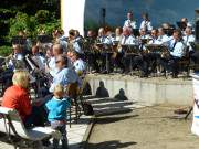 Alle Altersklassen: Das Orchester der Bundespolizei spielt auf.