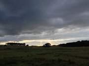 Letzte Sonnenstrahlen: Dunkle Wolken ziehen ber das Loddiner Hft.