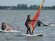 Zwischen ckeritz und Stagnie: Surfschler auf dem Achterwasser.