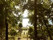 Blick vom Kurplatz: Der Klpinsee mit Steg und Booten.