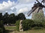 Hinterland der Kaiserbder: Skulptur an der Windmhle von Benz.