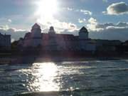 Im Gegenlicht: Kurhaus Binz an der Strandpromenade des Ostseebades.