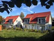 Blick aus dem Wald: Ferienwohnungen Alter Schulgarten im Seebad Loddin.