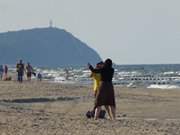 Drachensteigen am Meer: Ostseestrand bei ckeritz.