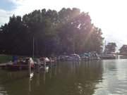 Achterwasserhafen im Sonnenschein: Hafen Stagnie bei ckeritz.