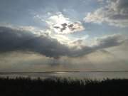 Dramatisches Licht: Wolken über dem Achterwasser.