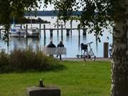 Mit dem Fahrrad auf der Insel Usedom: Paar am Nordhafen.