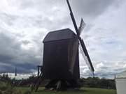 Flgel in den Wolken: Bockwindmhle bei Pudagla im Hinterland Usedoms.