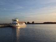 Ausflugsdampfer im Abendlicht: Im Hafen des Ostseebades Zinnowitz.