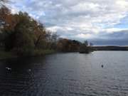 Unter dunklen Wolken: Der Klpinsee im Seebad Loddin.