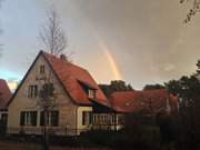 Novemberstimmung in Loddin: Das Haus Steinbock mit Regenbogen.