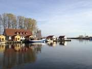 Hafenausfahrt zum Peenestrom: Fischerhafen von Freest auf dem Festland.