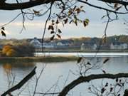 Blick ber den Balmer See: Das Golfhotel bei Balm.