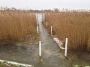 berflutet und gefroren: Bootsanleger an der Melle bei Loddin.