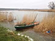 Anlegen fast an der Deichkrone: Das Achterwasser fhrt Hochwasser.