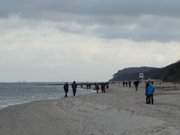 Usedom im Dezember: Einige Wanderer am Strand von ckeritz.